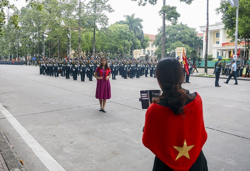 Nhiều người tranh thủ chụp ảnh chung với các khối sĩ quan Nhiều người tranh thủ chụp ảnh chung với các khối sĩ quan
