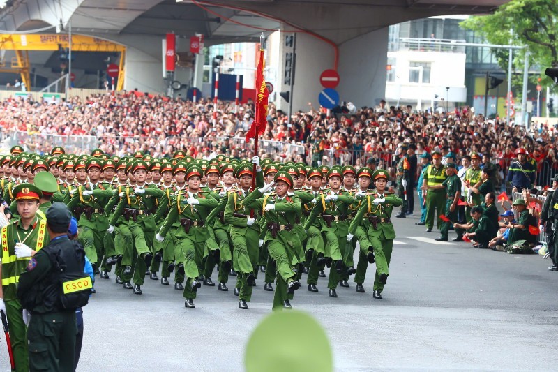 Khối công an nhân dân đi trong sự hò reo của người dân hai bên đường Liễu Giai. Ảnh: Lê Tiên