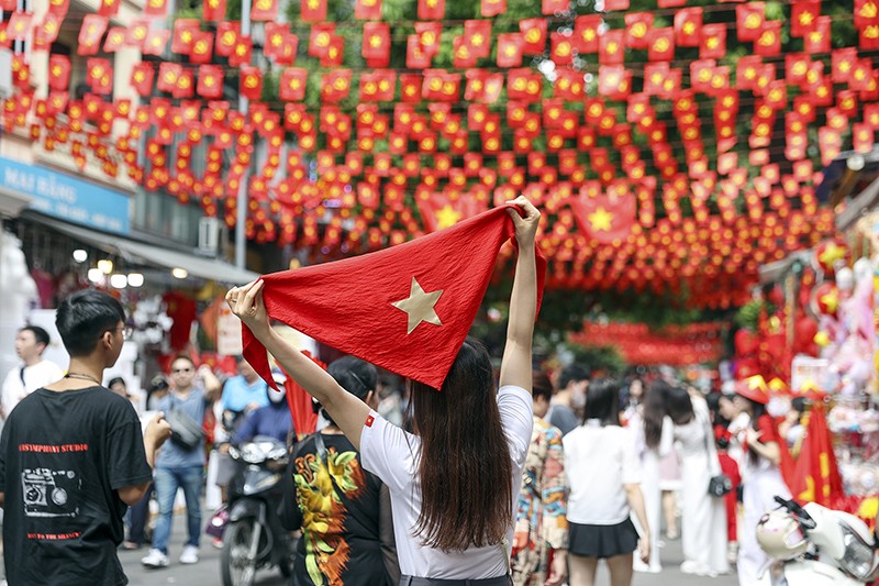 Những chiếc khăn in hình cờ đang là sản phẩm được hầu hết người dân lựa chọn, không chỉ là một đồ vật để trang trí, mà còn có ý nghĩa lưu giữ kỷ niệm không phải ai cũng có cơ hội được trải nghiệm.