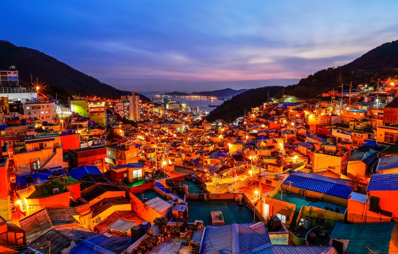 Làng văn hóa Gamcheon, Busan về đêm. Ảnh: KTO Việt Nam. Làng văn hóa Gamcheon, Busan về đêm. Ảnh: KTO Việt Nam.