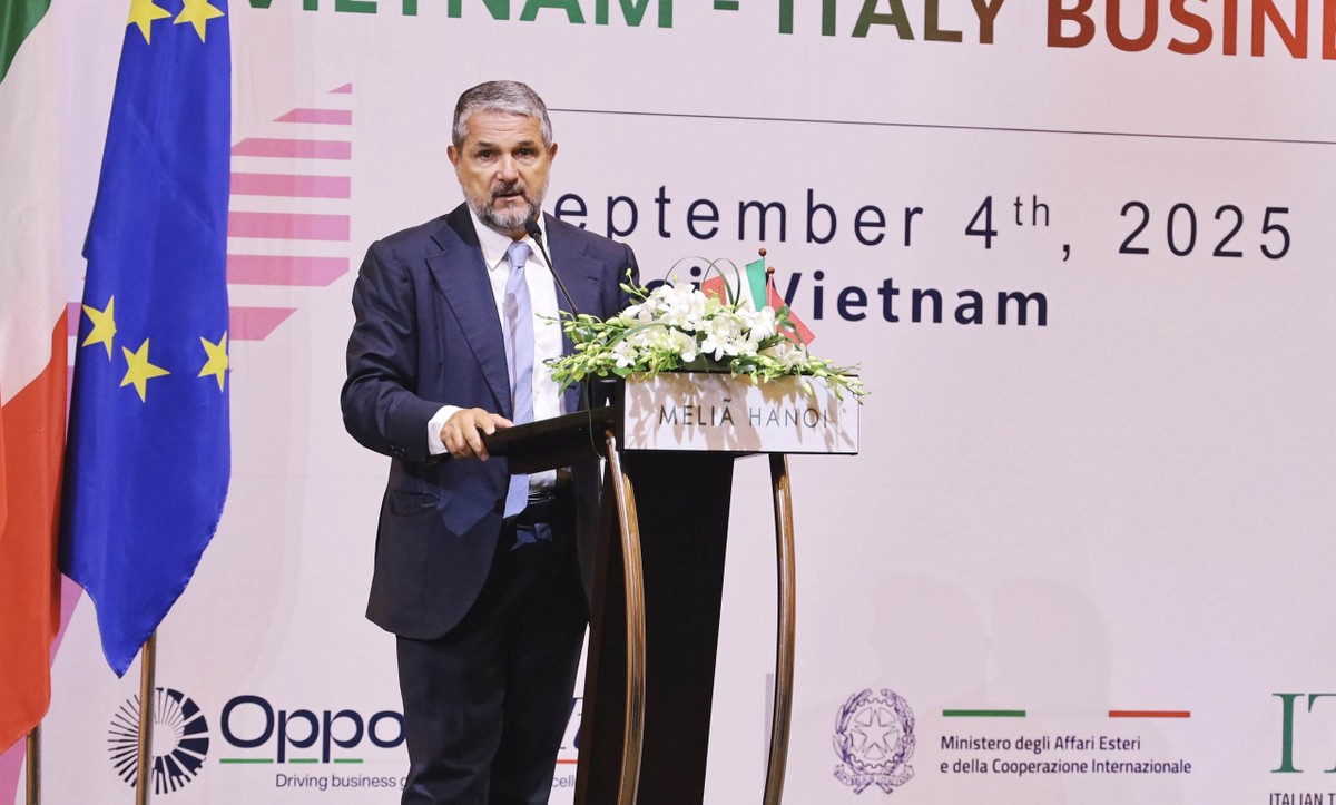 Ông Valentino Valentini - Thứ trưởng Bộ Doanh nghiệp và Sản phẩm sản xuất Italia phát biểu tại sự kiện. Ảnh: Mạnh Tuấn.