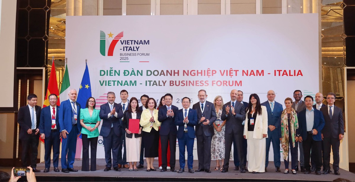 Các đại biểu tham dự Diễn đàn chụp ảnh lưu niệm. Ảnh: Mạnh Tuấn.