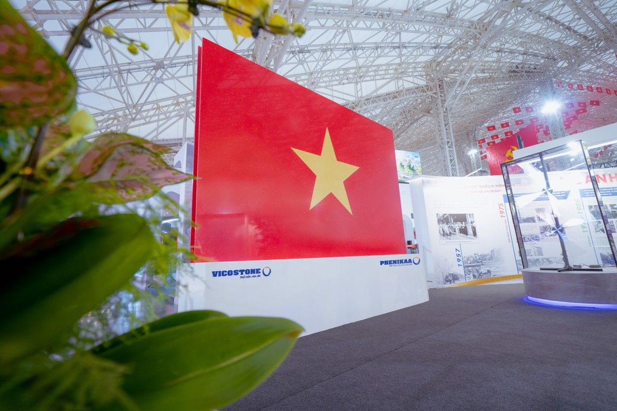 Lá cờ Tổ quốc lập kỷ lục Việt Nam trưng bày tại Triển lãm Thành tựu Đất nước thể hiện niềm tự hào về lịch sử hào hùng của dân tộc, đồng thời khơi dậy khát vọng vươn lên trong kỷ nguyên mới Lá cờ Tổ quốc lập kỷ lục Việt Nam trưng bày tại Triển lãm Thành tựu Đất nước thể hiện niềm tự hào về lịch sử hào hùng của dân tộc, đồng thời khơi dậy khát vọng vươn lên trong kỷ nguyên mới