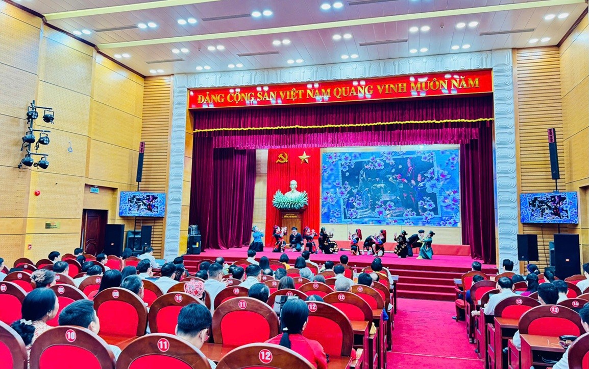 Thực hiện các phong trào thi đua đã khơi dậy tinh thần đoàn kết mang tính toàn dân, toàn diện trên tất cả các lĩnh vực kinh tế, văn hóa, xã hội, quốc phòng, an ninh và xây dựng hệ thống chính trị, góp phần xây dựng tỉnh Quảng Ninh ngày càng giàu đẹp, văn minh. Ảnh: Thanh Tùng.