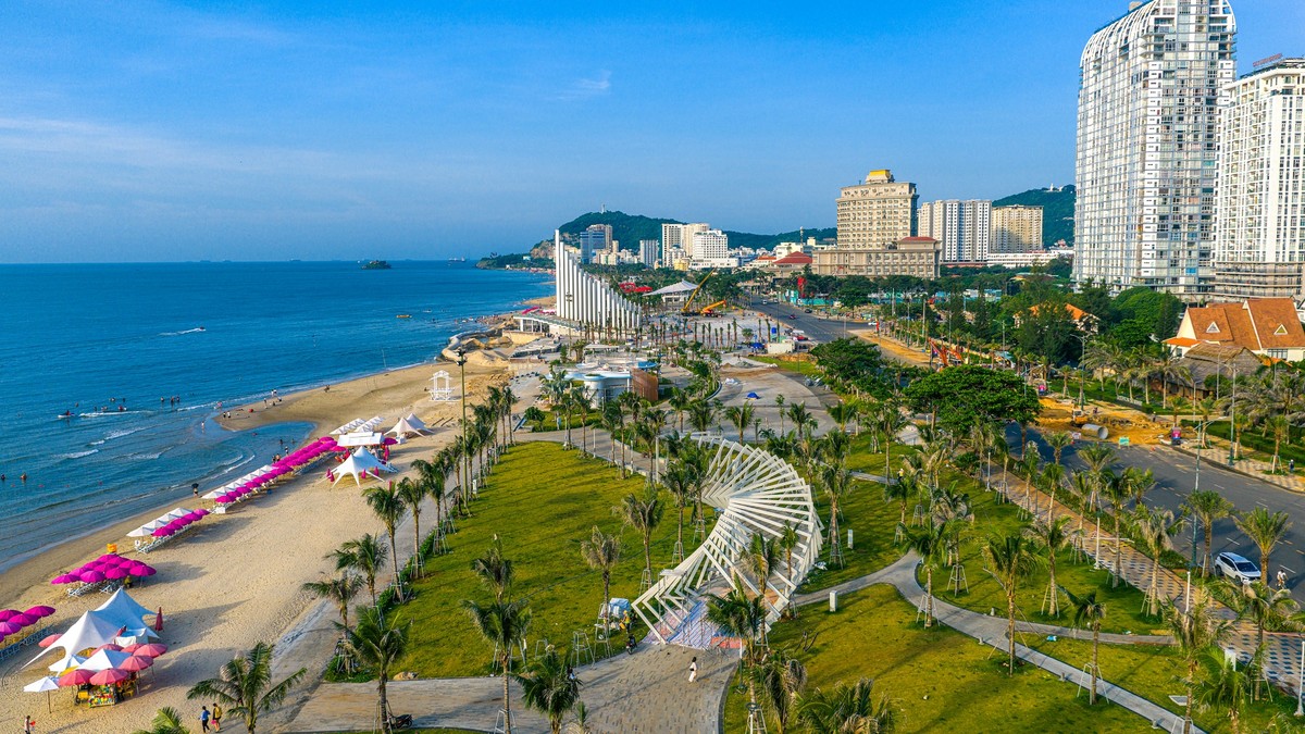 Toàn cảnh Bãi Sau Vũng Tàu với Tháp Tam Thắng ở trung tâm. Ảnh: Minh Tú Toàn cảnh Bãi Sau Vũng Tàu với Tháp Tam Thắng ở trung tâm. Ảnh: Minh Tú