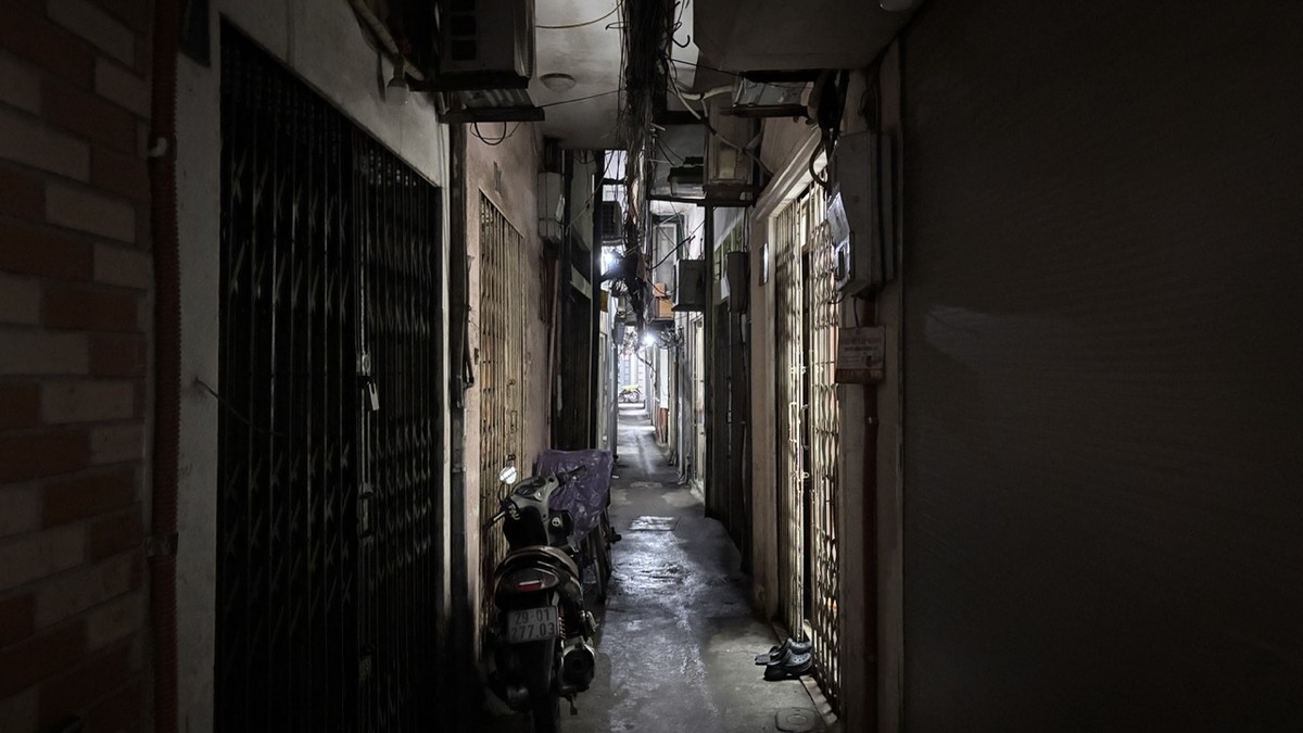 Tại không gian chật hẹp này, ngày cũng như đêm. Nếu không có ánh sáng từ nhà dân, con ngõ sẽ hoàn toàn chìm trong bóng tối.