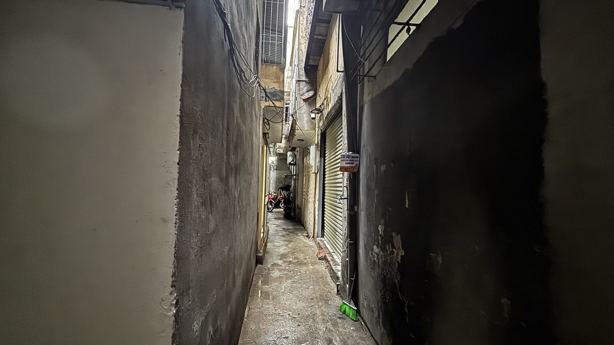 Dù nằm sâu trong ngõ, chất lượng sống không đảm bảo nhưng giá bán những căn nhà này vẫn rất cao, lên tới 140 triệu đồng/m2. Lý do duy nhất khiến các bất động sản này có giá cao như vậy là vì gần trung tâm, mang danh “ba bước ra phố”.