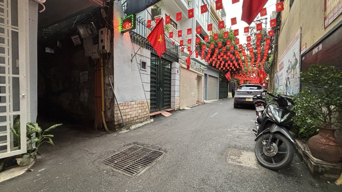 Bước ra khỏi những con ngõ nhỏ, các căn nhà có ngõ ô tô đỗ cửa sẽ có giá cao gấp đôi, từ 260 - 290 triệu đồng/m2.