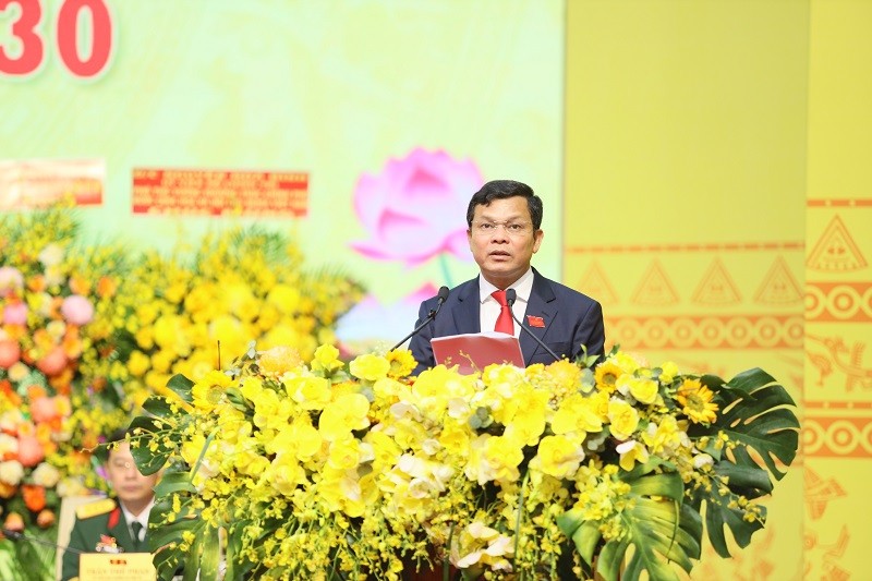 Ông Nguyễn Đức Tuy, Chủ tịch HĐND tỉnh Quảng Ngãi trình bày báo cáo chính trị của Ban chấp hành Đảng bộ tỉnh nhiệm kỳ 2020 - 2025 trình Đại hội đại biểu Đảng bộ tỉnh lần thứ I, nhiệm kỳ 2025 - 2030.