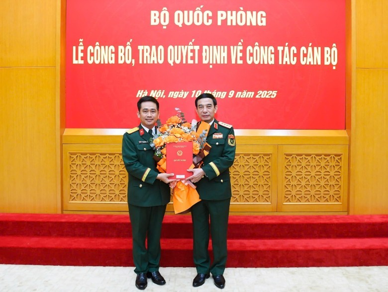 Tại Văn phòng Quân ủy Trung ương, Đại tướng Phan Văn Giang, Ủy viên Bộ Chính trị, Phó bí thư Quân ủy Trung ương, Bộ trưởng Bộ Quốc phòng đã trao Quyết định số 373/QĐĐ-BQP bổ nhiệm Đại tá Vũ Tuấn Anh, Viện trưởng Viện Hàng không Vũ trụ Viettel giữ chức vụ Phó tổng giám đốc Tập đoàn Viettel. Tại Văn phòng Quân ủy Trung ương, Đại tướng Phan Văn Giang, Ủy viên Bộ Chính trị, Phó bí thư Quân ủy Trung ương, Bộ trưởng Bộ Quốc phòng đã trao Quyết định số 373/QĐĐ-BQP bổ nhiệm Đại tá Vũ Tuấn Anh, Viện trưởng Viện Hàng không Vũ trụ Viettel giữ chức vụ Phó tổng giám đốc Tập đoàn Viettel.