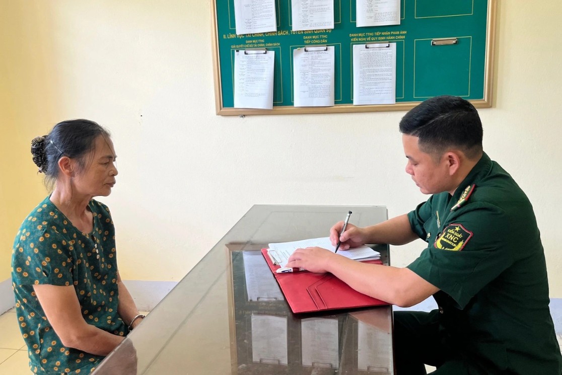 Đối tượng Trần Thị Gái làm việc với cơ quan chức năng. Ảnh: Bộ đội Biên phòng tỉnh Lào Cai
