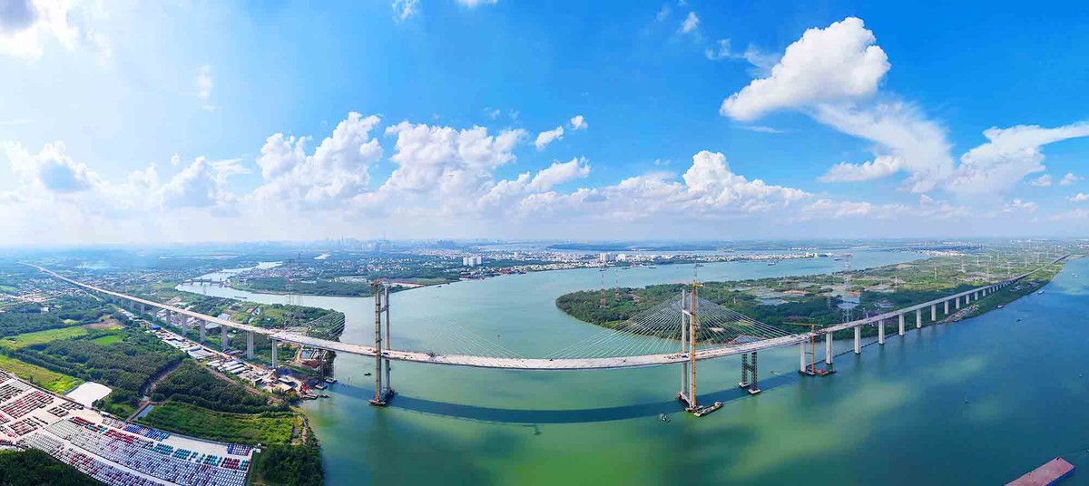 Góc nhìn toàn cảnh cây cầu Bình Khánh từ trên cao sau khi hợp long. Cây cầu có vị trí quan trọng trên tuyến cao tốc Bến Lức - Long Thành.