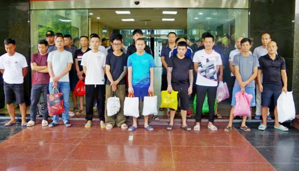 Các đối tượng trong đường dây tổ chức đánh bạc, giao dịch lên tới 4.500 tỷ đồng. Ảnh: CA Hà Nội Các đối tượng trong đường dây tổ chức đánh bạc, giao dịch lên tới 4.500 tỷ đồng. Ảnh: CA Hà Nội