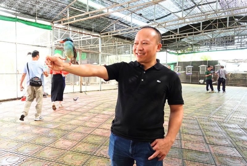 Các đại biểu khảo sát tại Trung tâm Thương mại và Du lịch Dũng Tân.