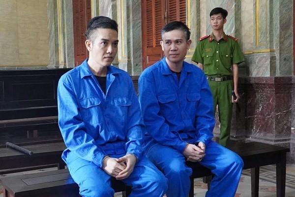 Bị cáo Phạm Văn Tam (cựu Chủ tịch Hội đồng quản trị Công ty Asanzo) và Phạm Xuân Tình (Tổng giám đốc Công ty Asanzo, em trai Tam) tại toà. Bị cáo Phạm Văn Tam (cựu Chủ tịch Hội đồng quản trị Công ty Asanzo) và Phạm Xuân Tình (Tổng giám đốc Công ty Asanzo, em trai Tam) tại toà.