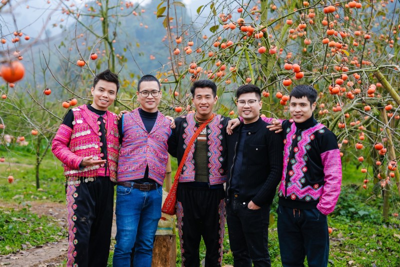 Giàng A La và những người bạn. Giàng A La và những người bạn.