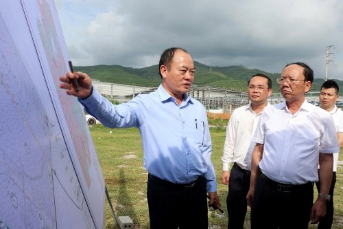 Trưởng Ban Quản lý Khu kinh tế Đông Nam Lê Tiến Trị báo cáo tại hiện trường dự án Khu công nghiệp Hoàng Mai II Trưởng Ban Quản lý Khu kinh tế Đông Nam Lê Tiến Trị báo cáo tại hiện trường dự án Khu công nghiệp Hoàng Mai II