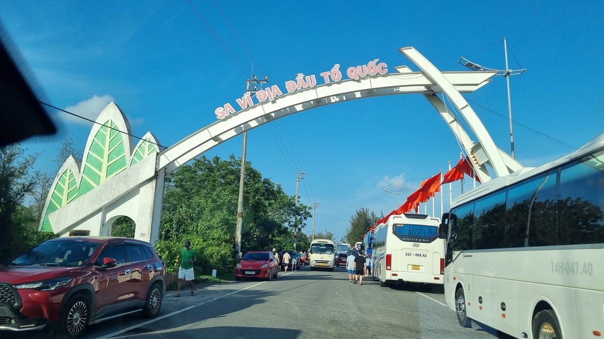 Với ý nghĩa lịch sử đặc biệt, mũi Sa Vĩ là điểm du lịch tiếp đón hàng triệu lượt du khách mỗi năm. Ảnh: Quỳnh Nga