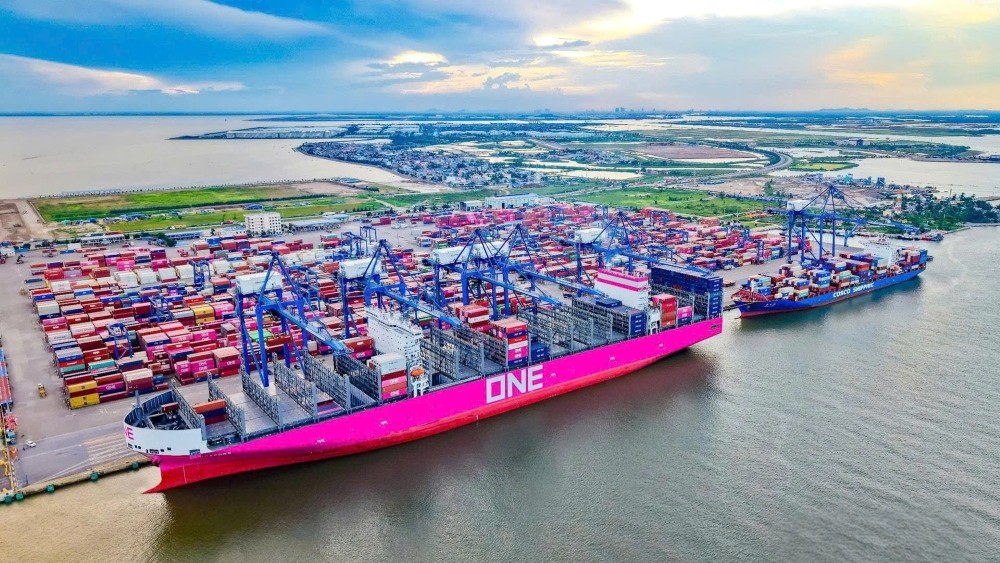 Khu vực Cảng Lạch Huyện thường xuyên đón tàu trọng tải lớn cập cảng, góp phần đưa Hải Phòng trở thành trung tâm dịch vụ cảng biển - logistics hàng đầu khu vực Đông Nam Á, cửa ngõ giao thương kết nối Việt Nam với thị trường thế giới. Ảnh: Lê Dũng