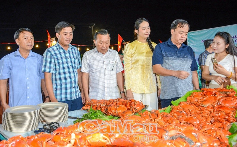 Lãnh đạo tỉnh Cà Mau và du khách trải nghiệm đặc sản cua Cà Mau. Ảnh: Baocamau online Lãnh đạo tỉnh Cà Mau và du khách trải nghiệm đặc sản cua Cà Mau. Ảnh: Baocamau online