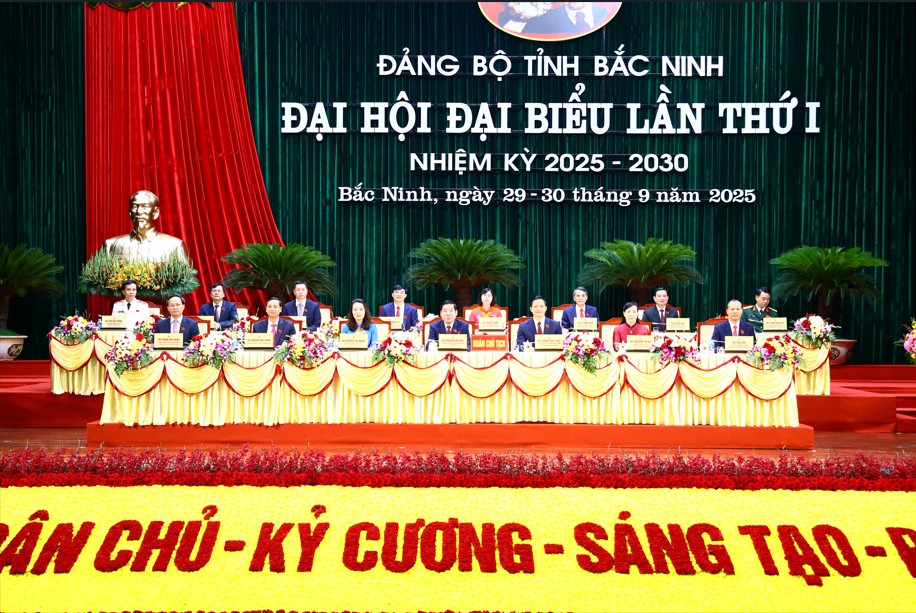 Đoàn Chủ tịch điều hành Đại hội đại biểu Đảng bộ tỉnh Bắc Ninh lần thứ I gồm 15 đồng chí.