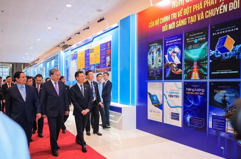 Tổng Bí thư Tô Lâm và Thủ tướng Phạm Minh Chính cùng các đại biểu tham quan triển lãm thành tựu khoa học và công nghệ trong khuôn khổ buổi lễ. Ảnh: Bộ KHCN Tổng Bí thư Tô Lâm và Thủ tướng Phạm Minh Chính cùng các đại biểu tham quan triển lãm thành tựu khoa học và công nghệ trong khuôn khổ buổi lễ. Ảnh: Bộ KHCN
