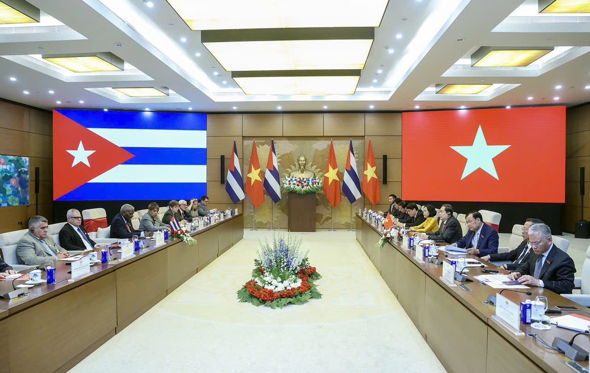 Hai bên hội đàm sau lễ đón. Hai bên hội đàm sau lễ đón.