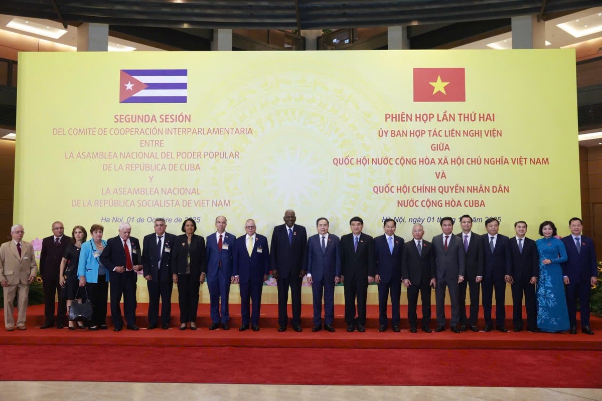 Các đại biểu chụp ảnh lưu niệm. Các đại biểu chụp ảnh lưu niệm.