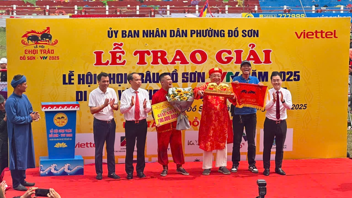 Nghệ nhân Đinh Đình Phú (91 tuổi, ở phường Đồ Sơn) chủ trâu số 6 giành giải nhất từ Ban tổ chức lễ hội. Ảnh: Quỳnh Nga Nghệ nhân Đinh Đình Phú (91 tuổi, ở phường Đồ Sơn) chủ trâu số 6 giành giải nhất từ Ban tổ chức lễ hội. Ảnh: Quỳnh Nga