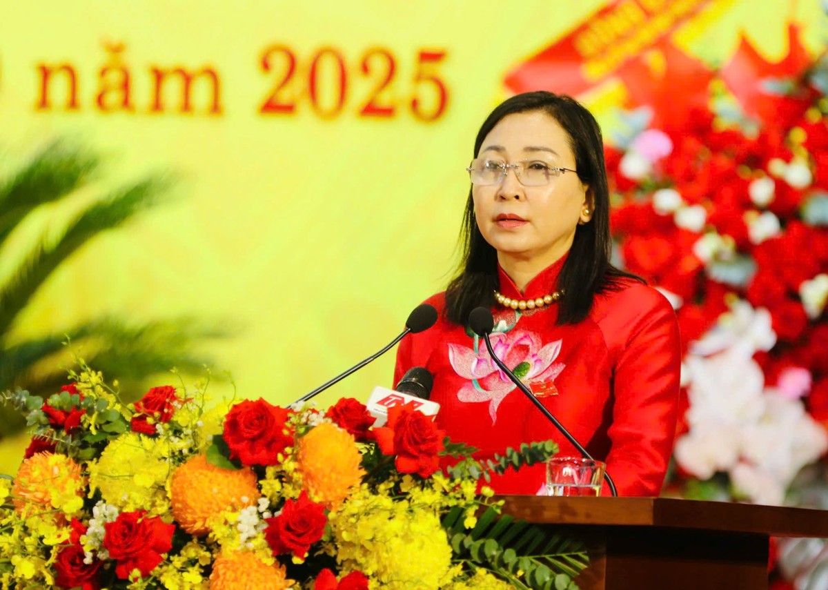 Phó bí thư Thường trực Tỉnh ủy Đinh Thị Lụa phát biểu tại Đại hội. Phó bí thư Thường trực Tỉnh ủy Đinh Thị Lụa phát biểu tại Đại hội.