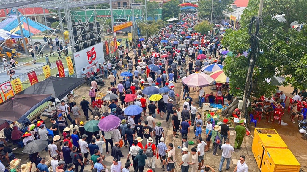 Lễ hội thu hút đông đảo nhân dân và du khách. Lễ hội thu hút đông đảo nhân dân và du khách.