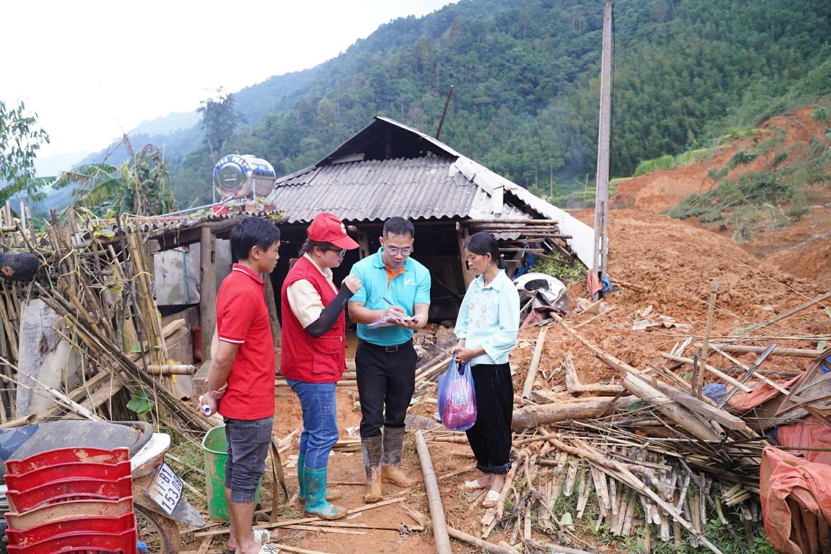 Nhân viên Tập đoàn Vingroup đồng hành cứu trợ đồng bào sau bão Yagi Nhân viên Tập đoàn Vingroup đồng hành cứu trợ đồng bào sau bão Yagi