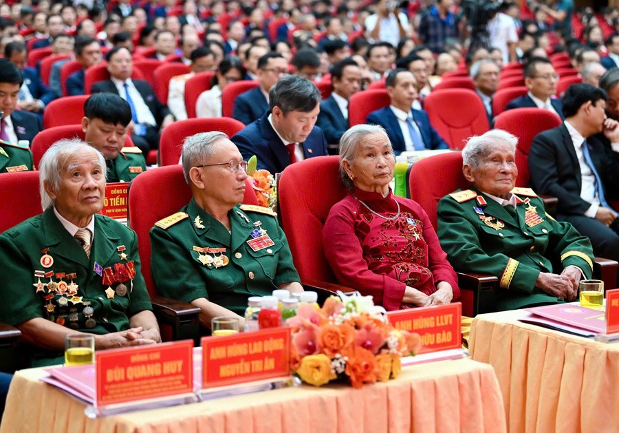 Các đại biểu tham dự Đại hội Đại biểu Đảng bộ tỉnh Nghệ An lần thứ XX. Các đại biểu tham dự Đại hội Đại biểu Đảng bộ tỉnh Nghệ An lần thứ XX.