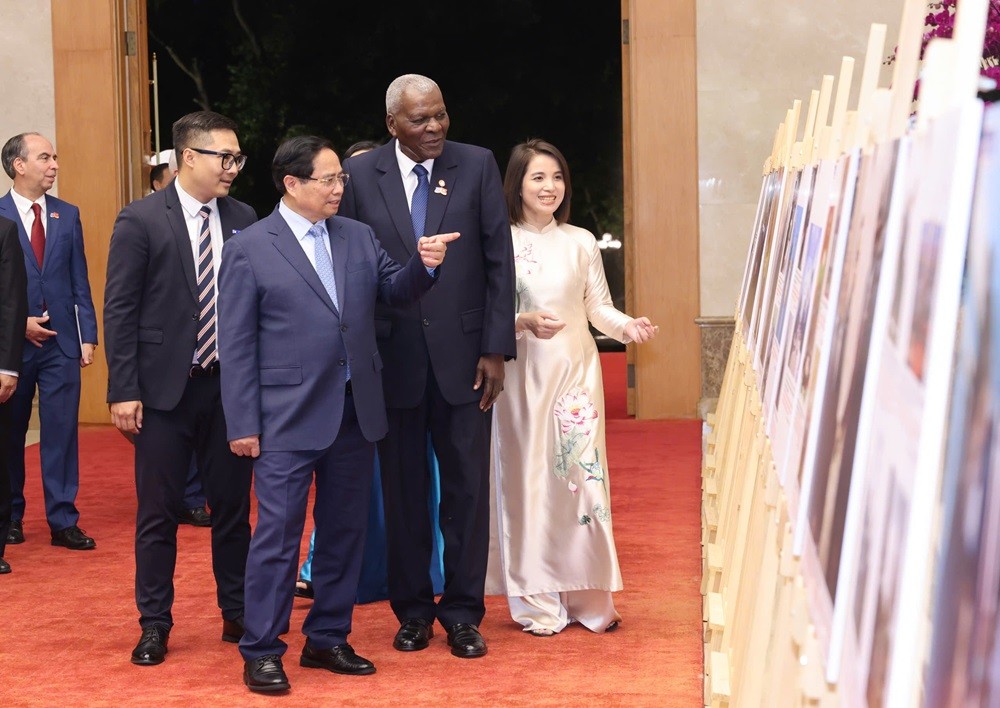 Thủ tướng Chính phủ Phạm Minh Chính và Chủ tịch Quốc hội Cuba Esteban Lazo Hernández xem trưng bày ảnh về quan hệ Việt Nam - Cuba.