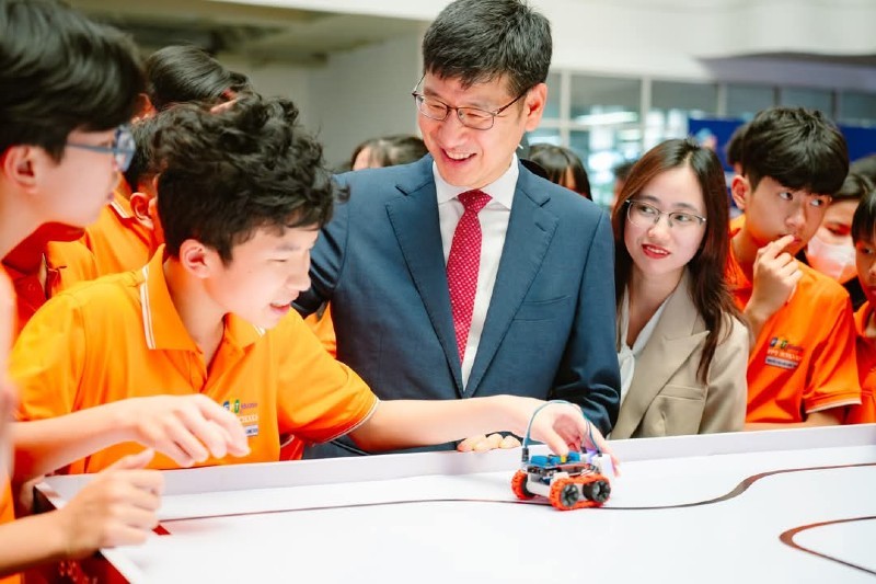 Cùng với những đóng góp không nhỏ cho nền kinh tế, Samsung cũng đã rất nỗ lực trong chuyển giao công nghệ, đào tạo nhân tài công nghệ cho Việt Nam