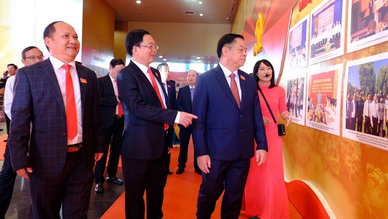 Ông Nguyễn Trọng Nghĩa tham quan triển lãm ảnh với chủ đề Đảng bộ tỉnh Gia Lai - Tự hào viết tiếp truyền thống vẻ vang.