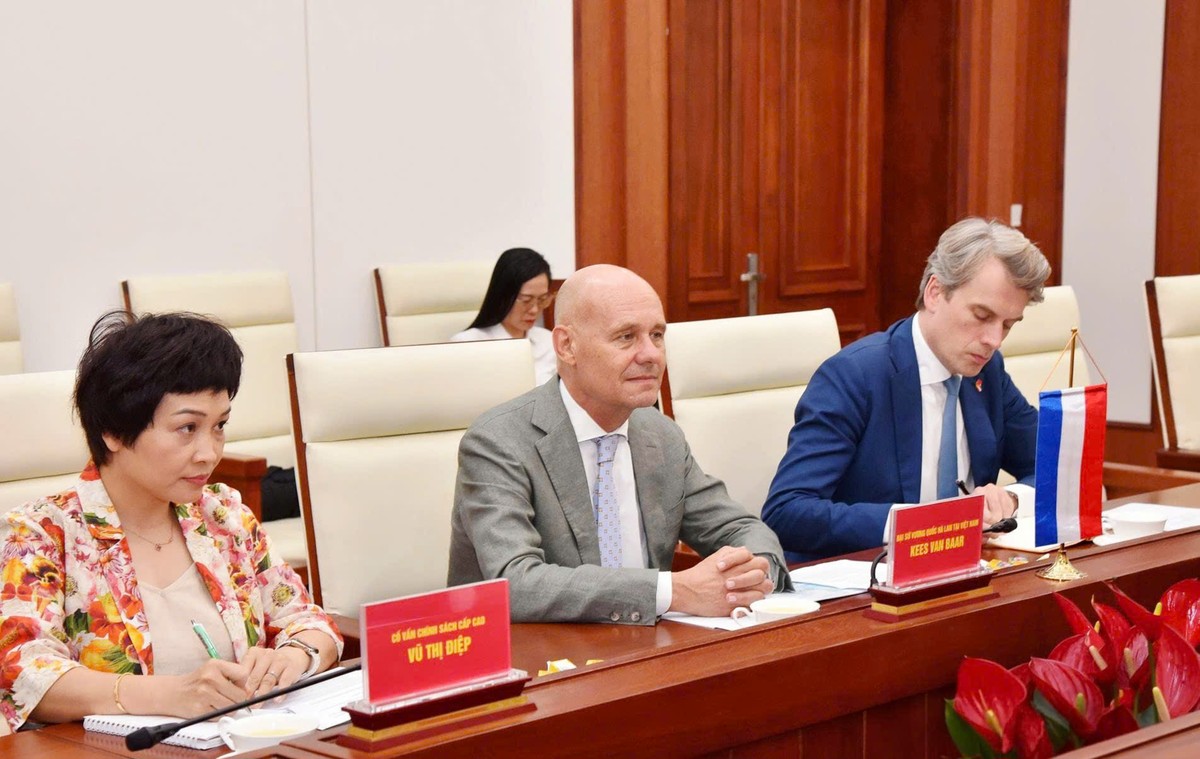 Ngài Kees van Baar, Đại sứ Đặc mệnh toàn quyền Vương quốc Hà Lan tại Việt Nam trao đổi tại cuộc làm việc. Ngài Kees van Baar, Đại sứ Đặc mệnh toàn quyền Vương quốc Hà Lan tại Việt Nam trao đổi tại cuộc làm việc.