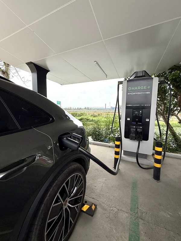 Trạm sạc được Porsche và Charge+ đầu tư tại Ninh Bình. Ảnh: T.H. Trạm sạc được Porsche và Charge+ đầu tư tại Ninh Bình. Ảnh: T.H.
