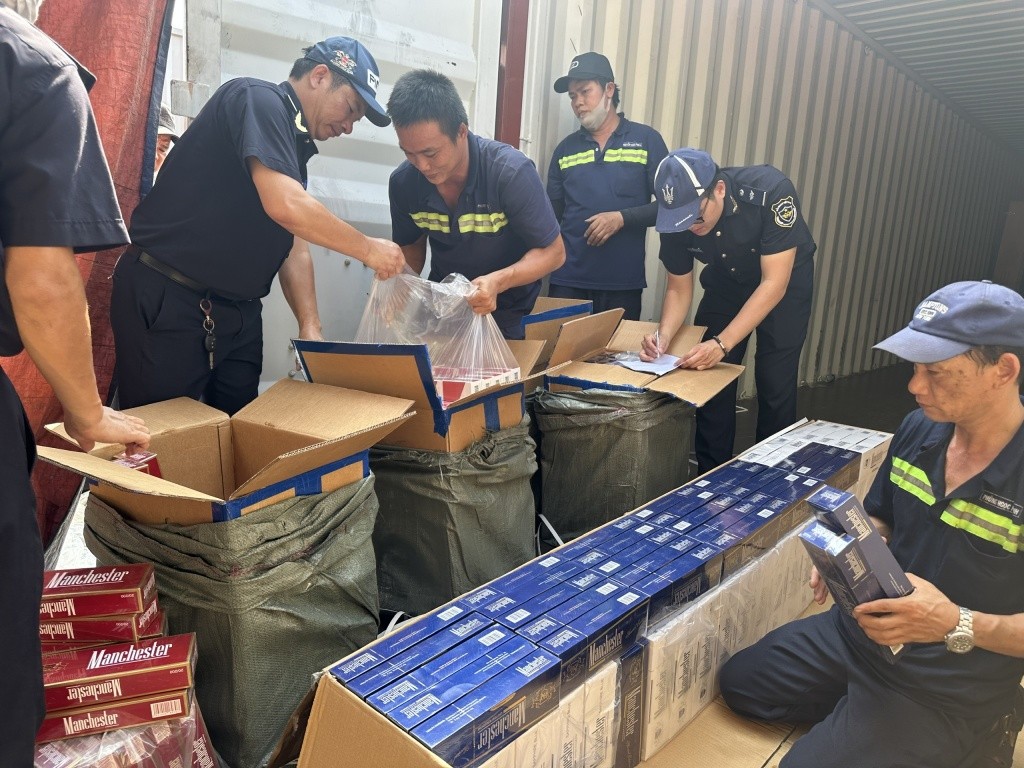 Thuốc lá lậu ngụy trang trong bàn ghế xuất lậu bị cơ quan Hải quan bắt giữ. Ảnh: T.H. Thuốc lá lậu ngụy trang trong bàn ghế xuất lậu bị cơ quan Hải quan bắt giữ. Ảnh: T.H.