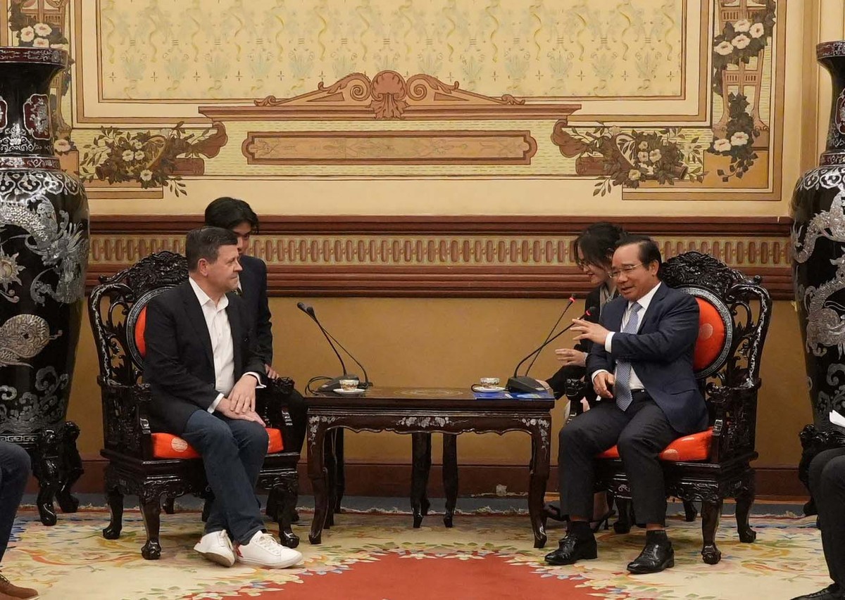 Chủ tịch UBND Thành phố Nguyễn Văn Được trao đổi với Phó chủ tịch Nasdaq Robert H. McCooey. Ảnh: HT