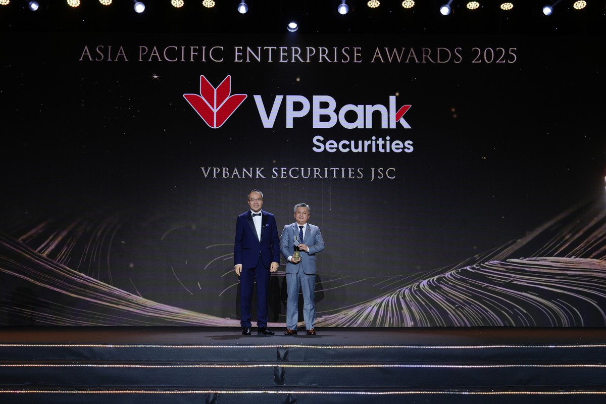 Đại diện VPBankS nhận giải tại Asia Pacific Enterprise Awards (APEA)