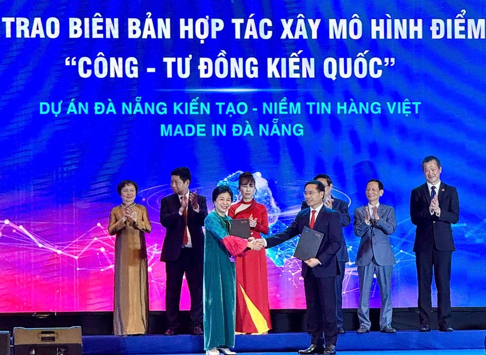Hiệp hội Nữ doanh nhân Đà Nẵng và UBND TP. Đà Nẵng ký kết hợp tác triển khai dự án “Đà Nẵng kiến tạo - Niềm tin hàng Việt. Hiệp hội Nữ doanh nhân Đà Nẵng và UBND TP. Đà Nẵng ký kết hợp tác triển khai dự án “Đà Nẵng kiến tạo - Niềm tin hàng Việt.
