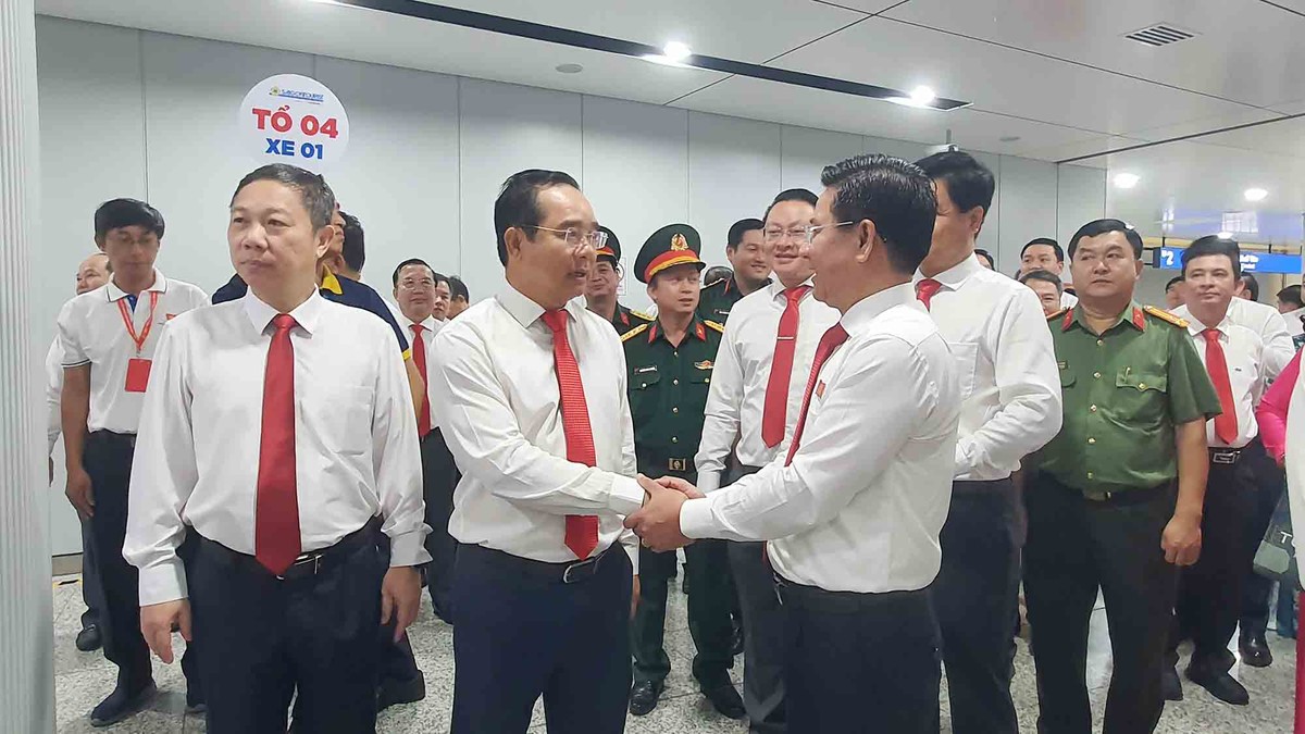 Ông Nguyễn Văn Được, Chủ tịch UBND TP.HCM cùng đoàn đại biểu tại nhà ga ngầm Bến Thành.