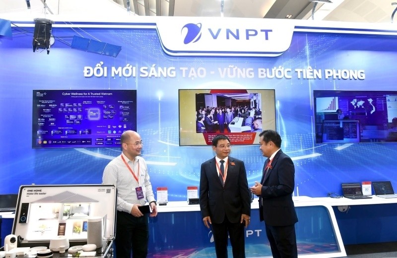 Bí thư Đảng ủy, Bộ trưởng Bộ Tài chính Nguyễn Văn Thắng thăm gian hàng của Tập đoàn Bưu chính Viễn thông Việt Nam (VNPT) và trao đổi với Tổng giám đốc Tập đoàn VNPT Huỳnh Quang Liêm.