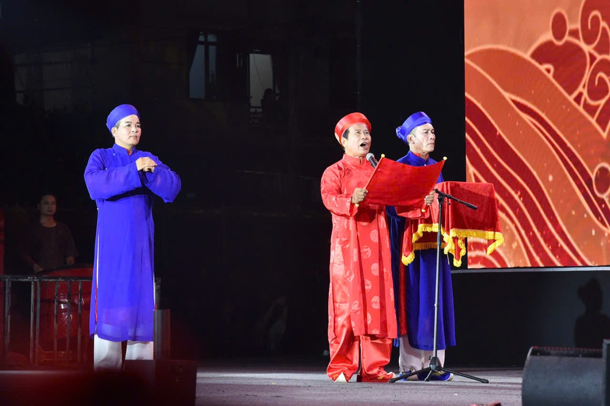 Nghi thức đọc văn tế Đức Thánh Trần được tổ chức trang trọng tại lễ khai hội. Nghi thức đọc văn tế Đức Thánh Trần được tổ chức trang trọng tại lễ khai hội.