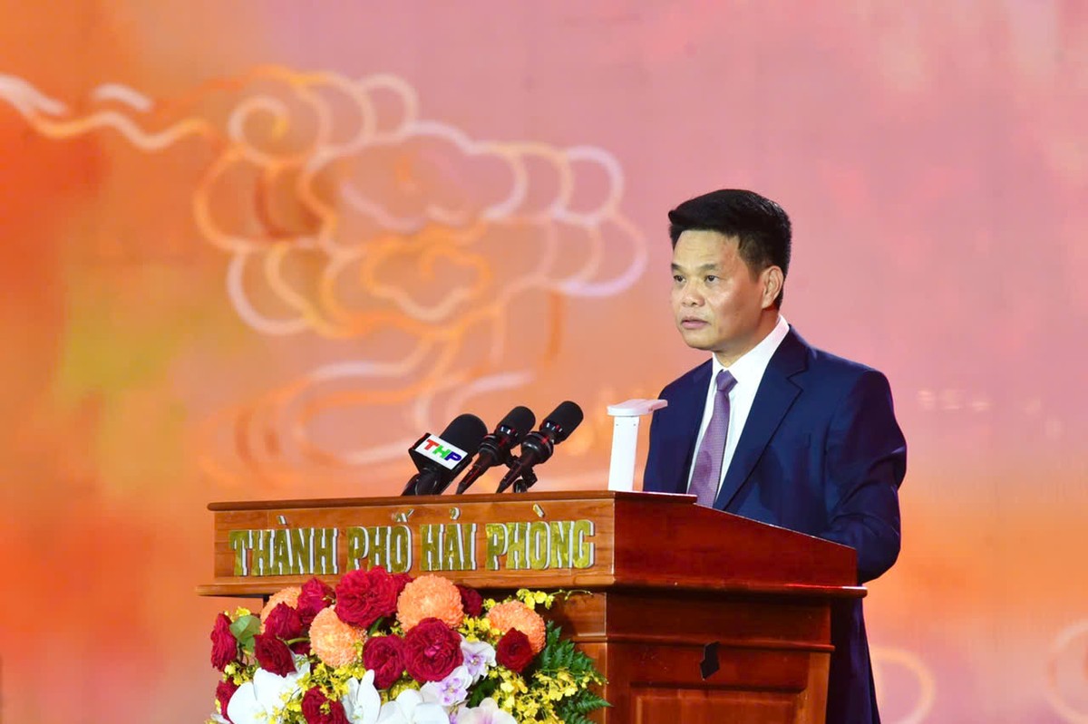 Ông Lê Ngọc Châu, Chủ tịch UBND TP. Hải Phòng đọc diễn văn khai mạc lễ hội. Ông Lê Ngọc Châu, Chủ tịch UBND TP. Hải Phòng đọc diễn văn khai mạc lễ hội.