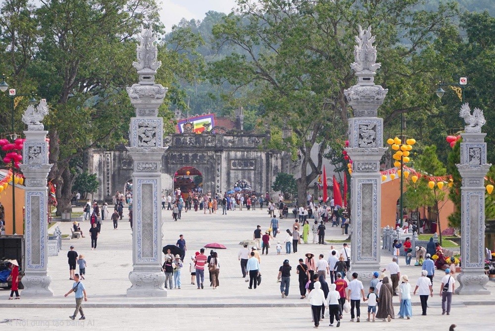 Du khách thập phương tham quan Khu di tích Côn Sơn - Kiếp Bạc. Du khách thập phương tham quan Khu di tích Côn Sơn - Kiếp Bạc.