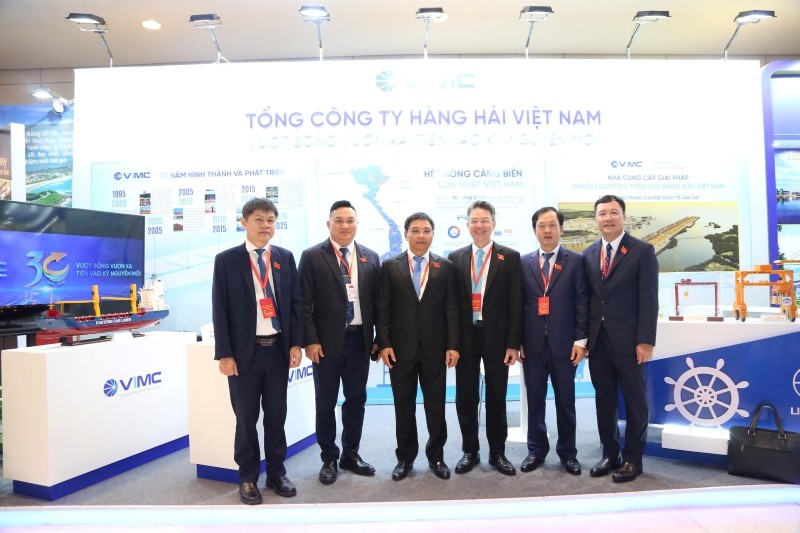 Bí thư Đảng ủy, Bộ trưởng Bộ Tài chính Nguyễn Văn Thắng tại gian hàng của Tổng công ty Hàng hải Việt Nam.