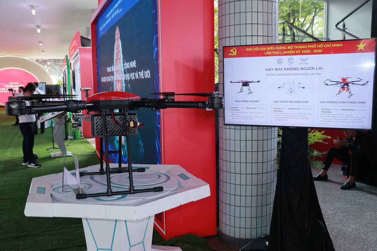 Đến với triển lãm, CT UAV (thuộc Tập đoàn CT Group) giới thiệu các giải pháp UAV chiến lược, ứng dụng đa dạng lĩnh vực từ nông nghiệp, lâm nghiệp, hạ tầng cho đến phòng cháy chữa cháy và quản lý môi trường. Trong đó, CT-Spectral nặng 12 kg - UAV ứng dụng trong nông nghiệp thông minh trong thời đại 4.0, giúp tiết kiệm chi phí và thúc đẩy nền nông nghiệp hiện đại phát triển bền vững.