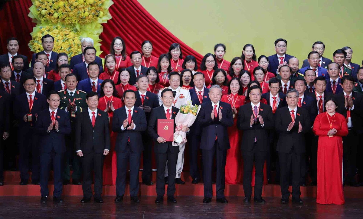 Trước đó, ông Nguyễn Quang Dương, Phó Trưởng Ban Tổ chức Trung ương, công bố các quyết định của Bộ Chính trị về chỉ định Ban Chấp hành Đảng bộ TP.HCM nhiệm kỳ 2025 - 2030, gồm 110 người.Ảnh: BTC